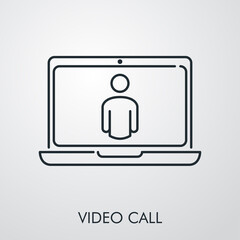 Símbolo vídeo llamada. Icono plano lineal con texto VIDEO CALL con ordenador portaril en fondo gris