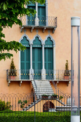 Jezioro Lago di Garda Arabska architektura. Ciepły kolory. Zielony  okiennice w oknach. Kolumny.