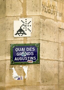 Street art. Mosaïque. Quai des grands Augustins Paris 6 eme arrondissement.