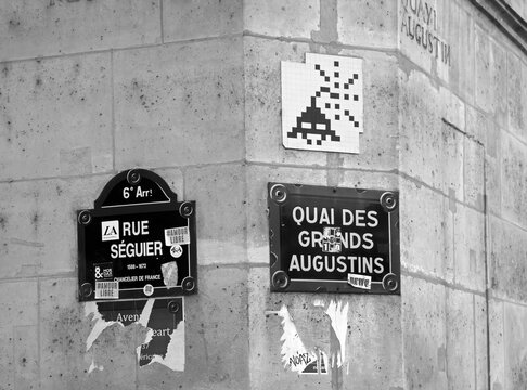 Street art. Mosa&iuml;que. Rue S&eacute;guier et quai des grands Augustins Paris 6 eme arrondissement. Noir et blanc.