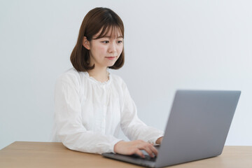 パソコンを使う女性