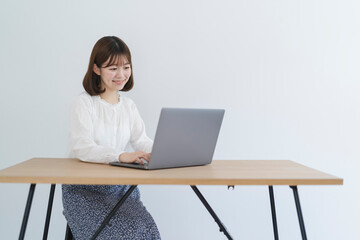 パソコンを使う女性