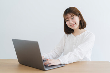 パソコンを使う女性