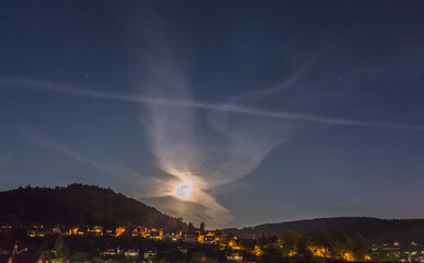 Mond über einem Hügel - Langzeitbelichtung