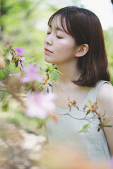 Naklejka premium 森の女性
