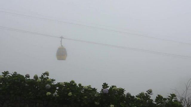 Movement of cableway cabins in the fog