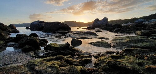Fotografia de Praia no por do sol 