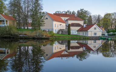 Fototapeta na wymiar reflection of building in river