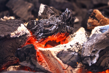 Carbón ardiendo en una barbacoa.