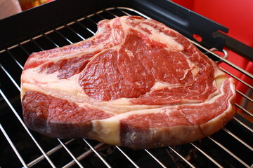 Cocinando un filete en una barbacoa.