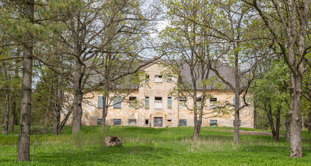 Obraz premium abandoned manor in estonia