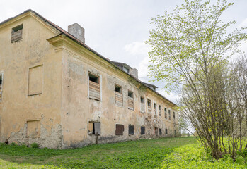 Fototapeta na wymiar abandoned manor in estonia