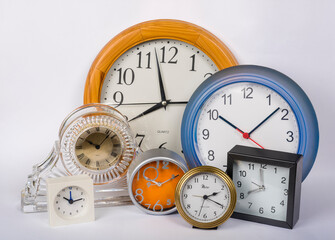 Grupo de relojes de diferentes tamaños sobre fondo blanco
