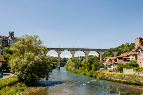 Fribourg, Freiburg, Kathedrale, St. Nikolaus, Z&auml;hringerbr&uuml;cke, Sarine, Saane, Fluss, Berntor, Altstadt, Altstadth&auml;user, Bernbr&uuml;cke, Stadtmauer, Stadt, Stadtspaziergang, Sommer, Schweiz