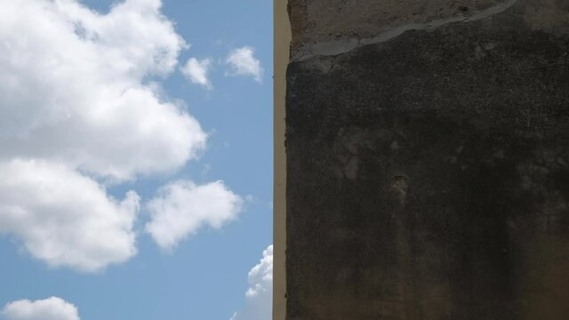 N&aacute;poles. Nubes y pared de iglesia. Campania, Italia, Europa.