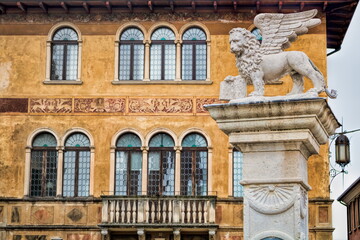 bassano del grappa, italien - piazza della liberta mit markuslöwen
