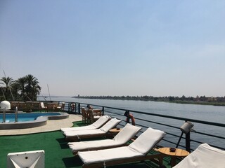 Sonnenliegen auf einem Boot auf dem Nil