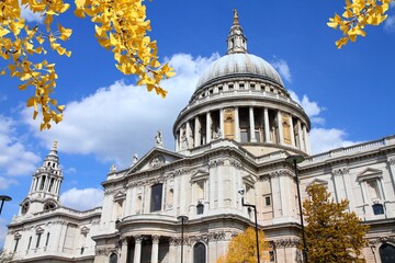 Fototapeta na wymiar London - St. Paul's Cathedral. Autumn foliage.