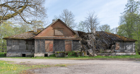 Obraz premium old abandoned wooden maison