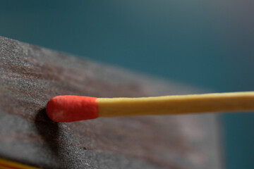 マッチとマッチを擦る茶色の部分の側薬（がわぐすり）