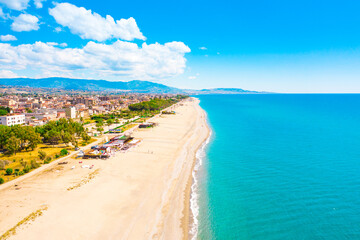 Città di Locri in Calabria, vista aerea in Estate del mare e della costa sabbiosa.