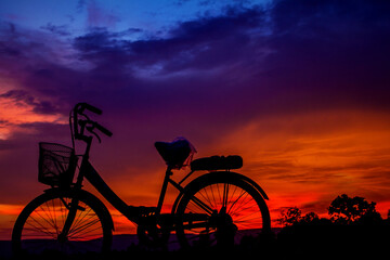 Obraz premium rower na zachód słońca