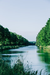 Flusslandschaft mit Binnenschiff in Norddeutschland
