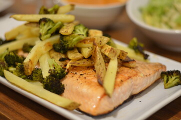 salmon con vegetales asados