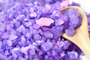 Obraz na płótnie Canvas Purple bath salt for spa with wooden spoon