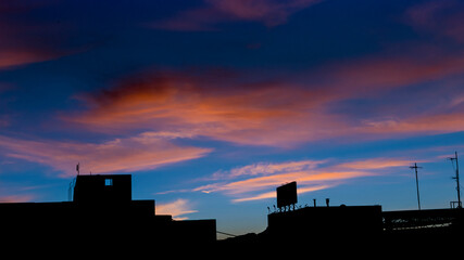 Obraz premium sunset over the town