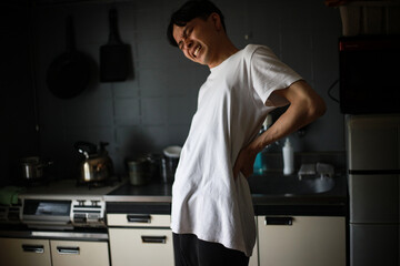 腰に痛みを感じる男性