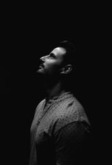 Retrato de hombre bajo la luz