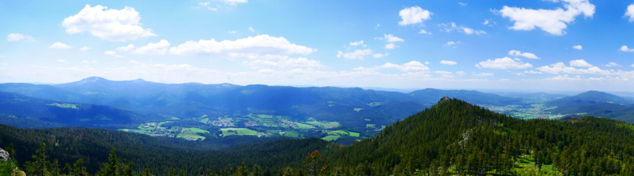 Gro&szlig;er Osser, Deutschland / Tschechien: Panorama von Arber bis Hohenbogen mit dem kleinen Osser im Vordergrund