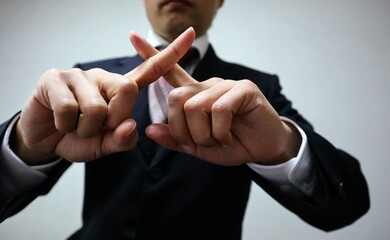 拒否のポーズを取る会社員のクローズアップ
