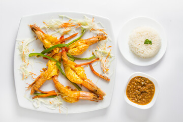 Un plato de camarones a la plancha, acompañados con de porción de arroz y menestra de lenteja