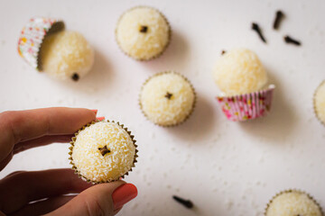 Beijinho de Coco com Cravo da Índia