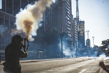31-05-2020 - Manifestantes em confronto com a PM de SP na Avenida Paulista em meio a manifestação...