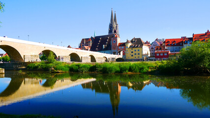 Regensburg, Deutschland: Steinerne Brücke und der Dom