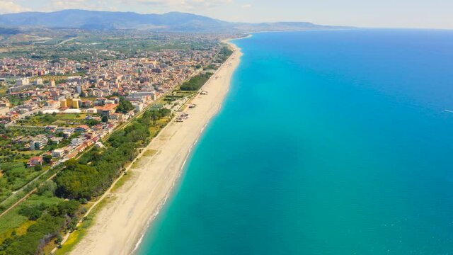 Citt&agrave; di Locri in Calabria vista aerea della spiaggia del mare e delle case.