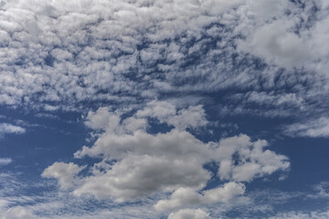 Fototapeta na wymiar Cirrus and cumulus clouds against the blue sky