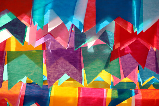 Bandeirolas coloridas penduradas para a tradicional festa junina. Ou Festa de S&atilde;o Jo&atilde;o. Festa t&iacute;pica brasileira.