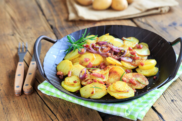 Bratkartoffeln in der Pfanne