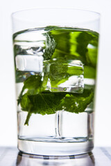 Woda z lodem i miętą daje przyjemne orzeźwienie w ciepłe, letnie dni. © 07photo