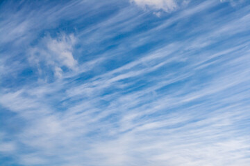 青空と淡い雲