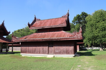 Fototapeta na wymiar Pavillons du palais royal à Mandalay, Myanmar 