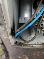 electrical wires terminals contacts bolts short circuit heated black wire

