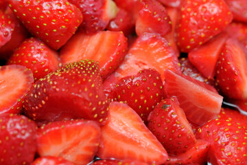 Erdbeeren geviertelt oder halbiert mit Glanz durch austretendem Erdbeersaft
