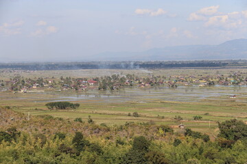 Fototapeta na wymiar Paysage rural et rizières au lac Inle, Myanmar 