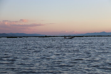 Obraz premium Coucher de soleil sur le lac Inle, Myanmar 