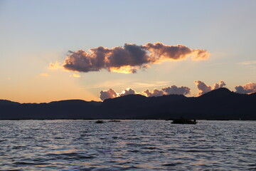 Fototapeta premium Coucher de soleil sur le lac Inle, Myanmar 